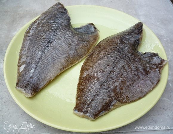 После этого каждую рыбку натереть солью, смесью перцев, можно по желанию добавить тертый имбирь, так- же можно использовать специальную приправу для рыбы, где уже присутствуют сушеные овощи и перчик чили.