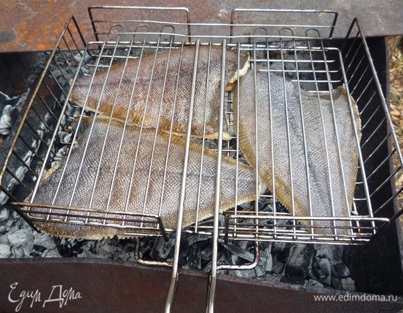 Оставляем рыбу на 1- 1,5 мариноваться, если есть возможность, то лучше оставить на ночь.
Далее решетку для гриля смазываем подсолнечным маслом и укладываем на нее нашу камбалу.