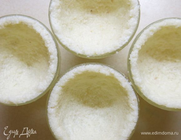 Остывшую "снежную" основу выкладываем по стенкам формы (у меня стеклянные креманки 300 мл) Утрамбовываем хорошенько.