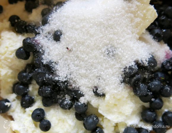 Приступаем к черничному наполнению.
Домашний жирный нежный творог взбиваем погружным блендером вместе с черникой, молоком, ванильным и простым сахаром.