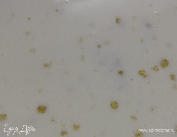 Распускаем желатин в небольшом количестве молока.