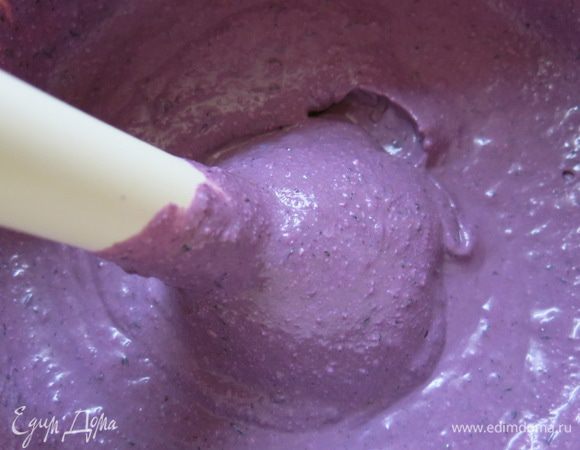 Добавляем в чернично-творожную массу слегка остывший желатин в молоке.
Продолжаем тщательно взбивать.