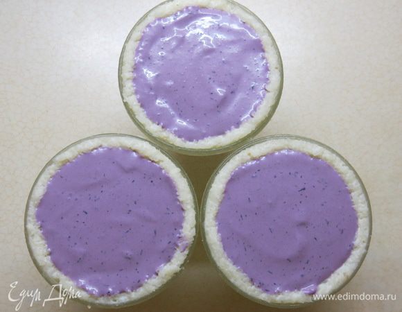 Разливаем эту вкусноту-красоту в креманки с рисовым контуром.