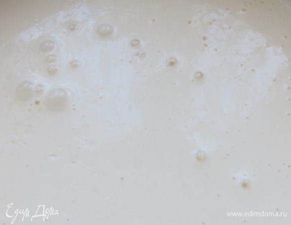 Варим сливочно-ванильнай соус.
Сливки завариваем с крахмалом, добавляем сахар и ванильнай сахар. 