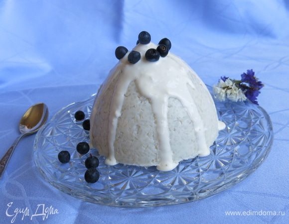 А дальше... Поливаем соусом – снежной вершиной. Креативно рассыпаем чернику.

Дальше – без слов :) Просто аккуратненько ножичком или ложечкой и ...
Покоряем новые вершины вкуса!!!

Всем – наслаждения!