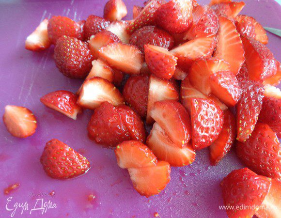 и мелко порезать. Я нарезала конусами, чтобы красивее было.

