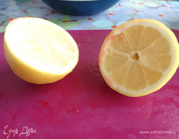 Из лимона выжмите сок.
Я заменила сок 2-х лаймов на сок 1 лимона.