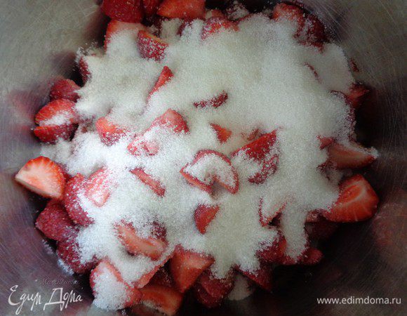 Смешайте клубнику в кастрюле с соком лимона и желирующим сахаром.