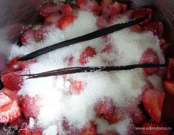 Стручок ванили разрежьте в длину и выскоблите мякоть.
Мякоть и сам стручок смешайте с клубникой и дайте постоять 30 минут.

