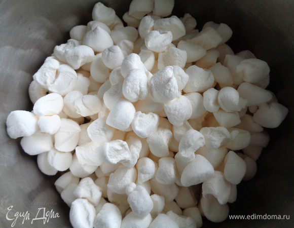 Маршмеллоу мелко порежьте и выложите в кастрюлю. 