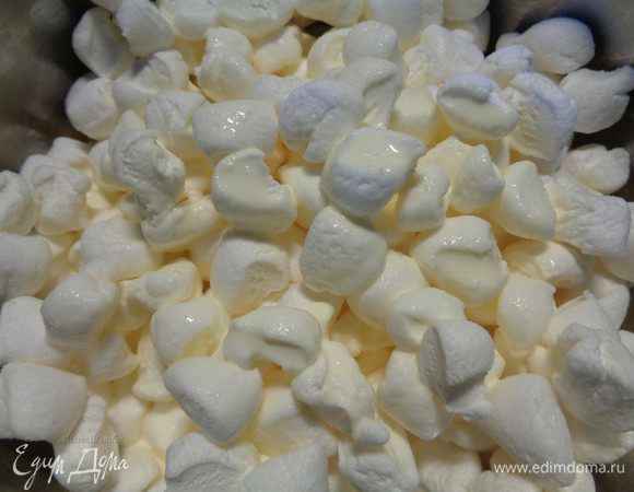 Добавьте сливки и, помешивая, доведите до кипения.