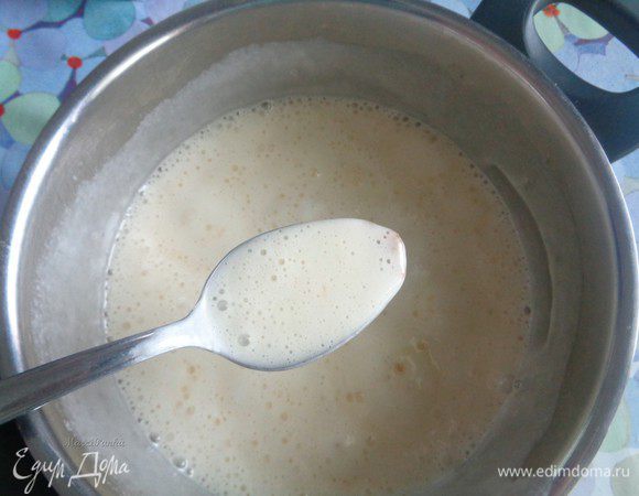 Томите на слабом огне, помешивая, пока маршмеллоу не растворяться.