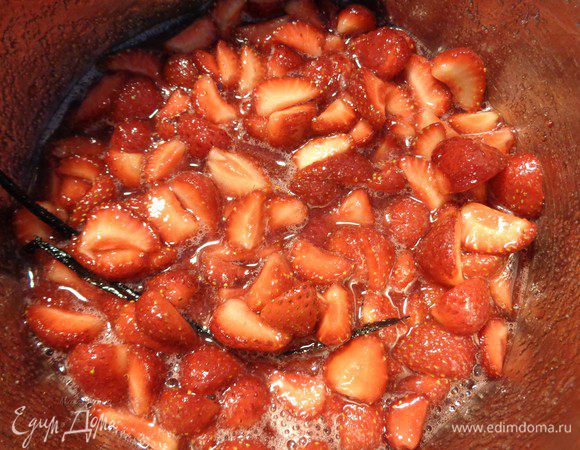 Клубничную смесь доведите до кипения, постоянно помешивая. 3 минуты дайте покипеть. Извлеките ванильный стручок.