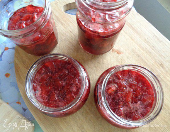 Разлейте конфитюр по банкам, с закручивающимися крышками, заполняя каждую на 2/3.