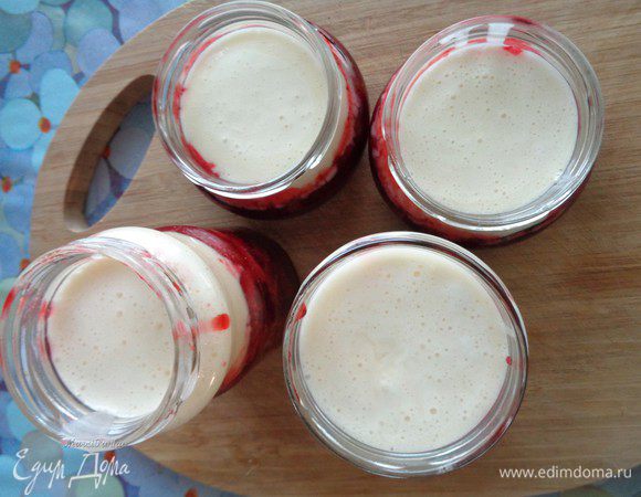 Поверх распределите горячие сливки с маршмеллоу.