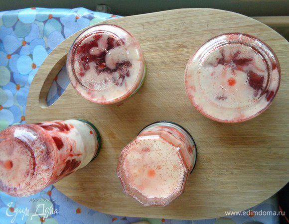 Закройте банки и, перевернув, дайте постоять на крышках 5 минут.

