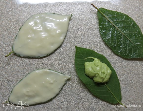 Теперь аккуратно, кисточкой наносим её на тыльную сторону листиков.
Я оставила часть основы белой. Просто так)
Подкладываем чайные ложечки под листики (для создания объёма) и отправляем в холодильник до полного застывания.