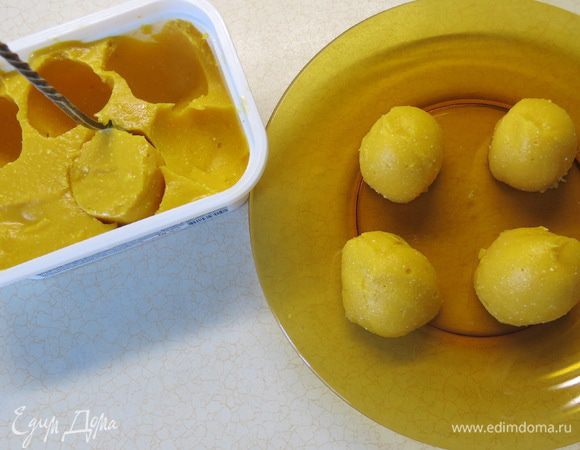 Тщательно застывшую фруктово-творожно-овощную массу круглой ложечкой достаём из формы, формируя сферические штучки).