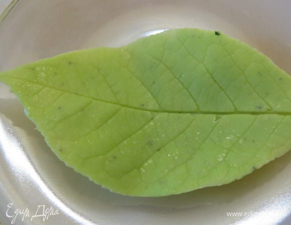 Достаём хорошенько остывшие листики. Снимаем с них природную основу)
Вот так получилось).