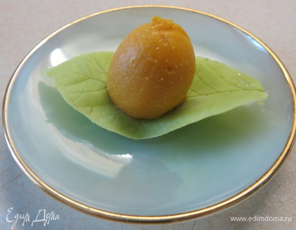 Выкладываем бережно оранжевую вкусность на листик.