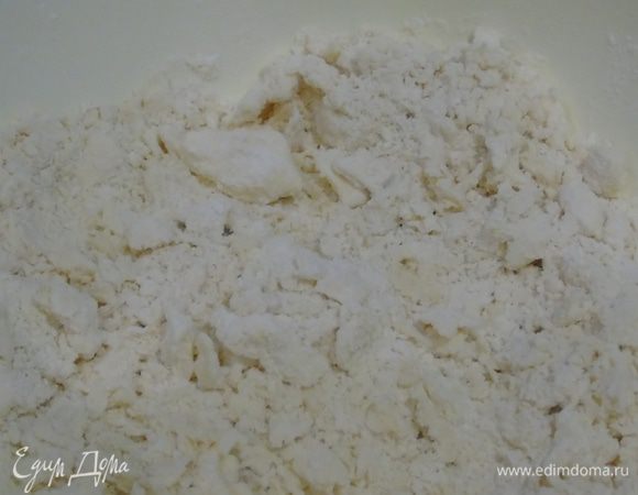 Муку с солью и маслом нарезанным на кусочки смешать в крошку.