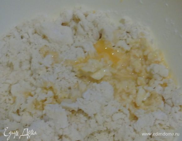 Отдельно развести желток с ледяной водой и добавить к муке с маслом.