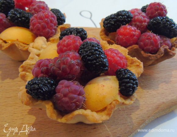 Когда корзинки остынут, выложит в них ягоды, у меня малина, шелковица и абрикосы.