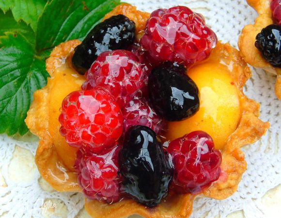 К пачечке желе для торта добавить 2 ст. л. сахара, но это дело вкуса, далее готовим как указано на пачке и заливаем ягоды. Тут же и подаем, желе застывает мгновенно!!! Приятного чаепития!!!