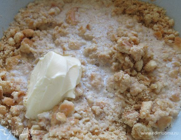 Замешиваем снежки.

Печенье нам необходимо песочное, самое светлое, без особо выраженного дополнительного вкуса. Чтобы не перебивать вкус ванили и сливочного масла.
Измельчаем его и добавляем горячее молоко, ванильный сахар (простой сахар дополнительно не нужен, т.к. печенье достаточно сладкий продукт), мягкое масло.
