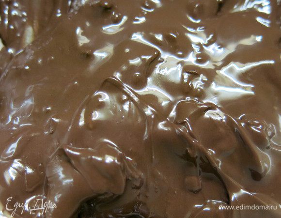 Всё тщательно измельчаем погружным блендером и даём настоятся минут 15.
Не теряя времени растапливаем шоколад на водяной бане.
