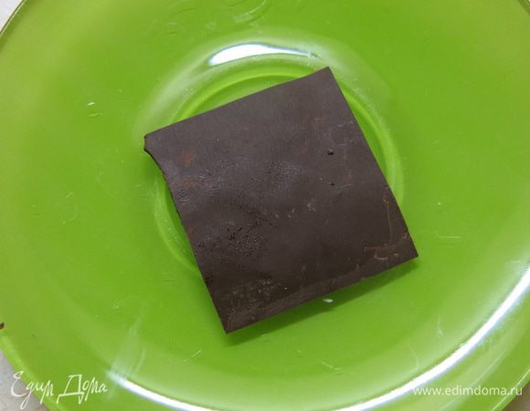 Даём шоколадному слою застыть. Дисковым ножом для пиццы режем на 14 пластинок, приблизительно 4х4 см. Отправляем в холод до твёрдого состояния.