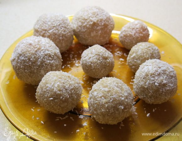 Достаём массу для снежков. Берём чайной ложкой небольшие порции и лепим шарики трёх разных диаметров  (4см – 3см – 2см). По 7 каждого размера.
Все шарики "одеваем" в снеговые-кокосовыё "шубки").
 