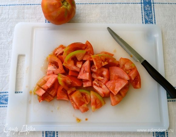 Помидоры вымыть и нарезать произвольно. Выложить в миску-салатник.
