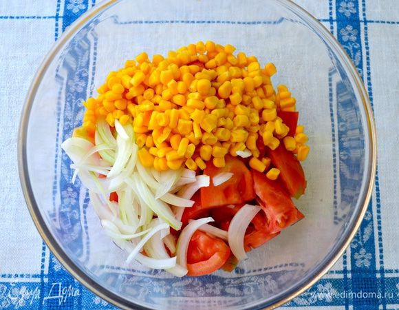 Следом выложить консервированную кукурузу...