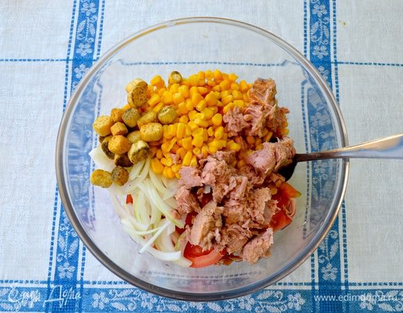 ...тунца и сухарики (у меня приготовленные с добавлением сухих ароматных травок).