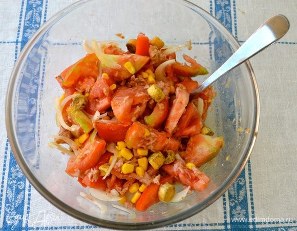 Посолить, поперчить, сбрызнуть оливковым маслом и перемешать. Можно еще по желанию добавить несколько листиков базилика! Очень они здесь к месту...