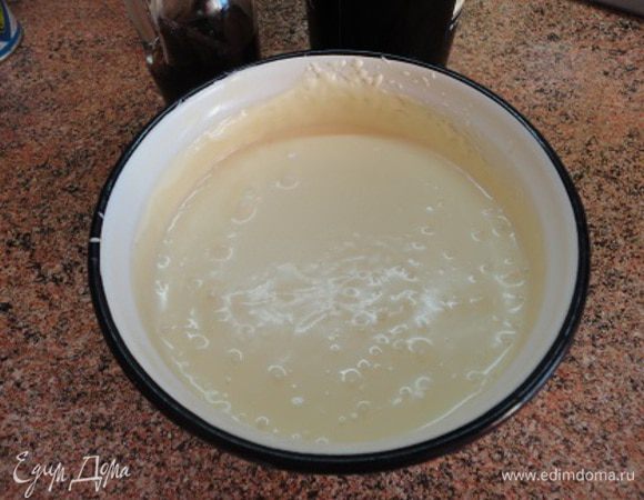 Сливки взбить до пышного состояния, затем продолжить взбивание, добавляя сгущенное молоко по 1 столовой ложке. В конце взбивания добавить ванильный экстракт (у меня домашний) и ликер (по желанию). Закрыть и поставить в морозильную камеру. Я оставила мороженое в морозилке на ночь. Из-за присутствия алкоголя (экстракт + ликер) мороженое не берется льдом, а густеет, сохраняя консистенцию мягкого мороженого.