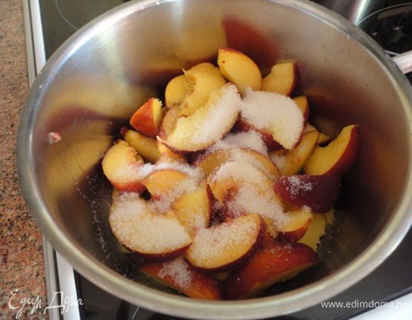 Персики я не стала очищать от шкурочки - в ней пигмент, который дает красивый цвет. Я помыла персики, удалила косточки, нарезала кусочками, сбрызнула соком половины лимона и засыпала 2 ложками сахара.