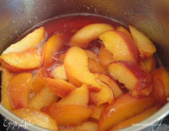Теперь ставим на огонь, появляется сок, сахар тает. Варим на медленном огне до размягчения персиков. Я не сторонница долгой термической обработки ягод и фруктов - хочется сохранить в них побольше витаминов. Теперь можно оставить персики остывать. Когда они остынуть, по желанию можно оставить несколько целых долек и немного сиропа для украшения. Остальные фрукты пюрируйте блендером.