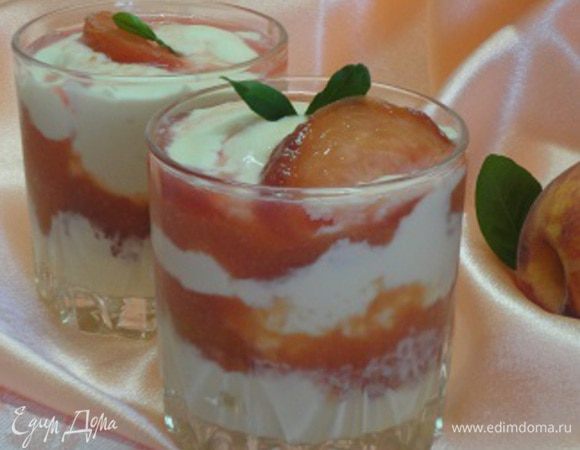 За пару часов до подачи разложите мороженое в креманки, переслаивая его с персиковым пюре и поставьте опять в морозилку. Или можно сразу подавать.
Наслаждайтесь!