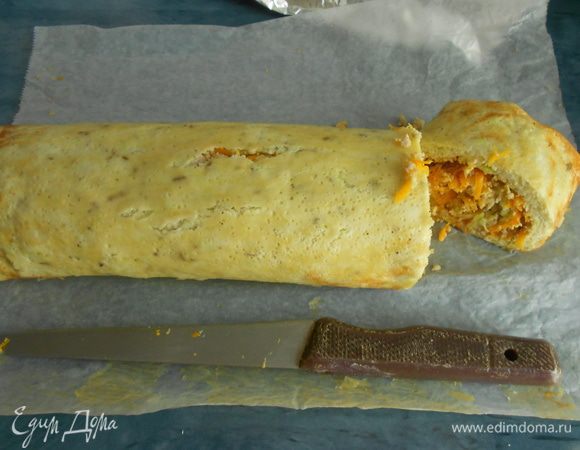 В сотейник сразу влить 70 грамм молока, размешать венчиком, чтобы получилась однородная масса. Влить оставшееся молоко, добавить мускатный орех. Соус готовится 15 минут. Необходимо, чтобы он был жидкий. Соусом пропитаем бисквитное тесто.  В классическом исполнении в соус нужно добавить пармезан. 