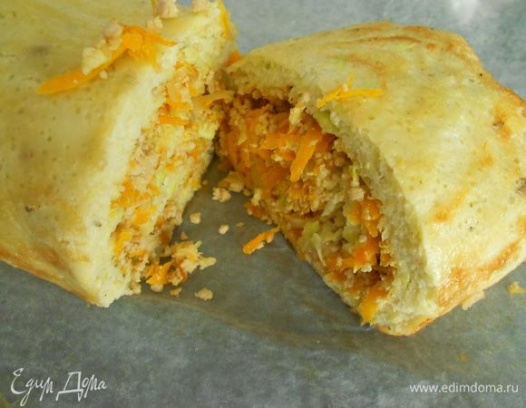 Готовый горячий рулет, сразу свернуть рулетом и дать остыть.  Теплый рулет развернуть пропитать соусом всю поверхность. Положить начинку равномерно распределяя по всей поверхности. Плотно свернуть рулет.