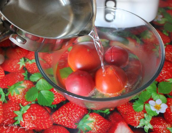 Замочите хлеб в лимонном соке со 100 мл воды на 10 минут. Помидоры вымойте, сделайте острым ножом крестовой надрез. Вскипятите воду. 