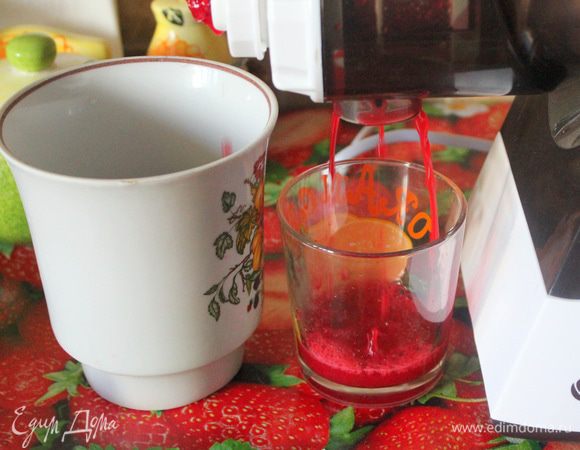 Удалите у вишни косточку, также как и помидоры пропустите через мясорубку с насадкой для сока. 