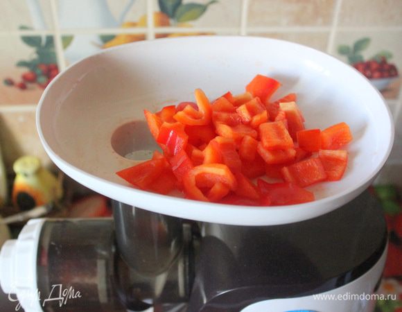 Очистите перцы, нарежьте и таким же способом, как указано выше, приготовьте сок. 