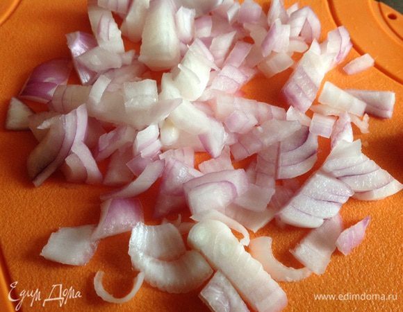 Духовку разогрейте до 180 градусов. Лук очистите и мелко порежьте. На раскаленную сковороду налейте 1 ст. л. масла и обжарьте лук.