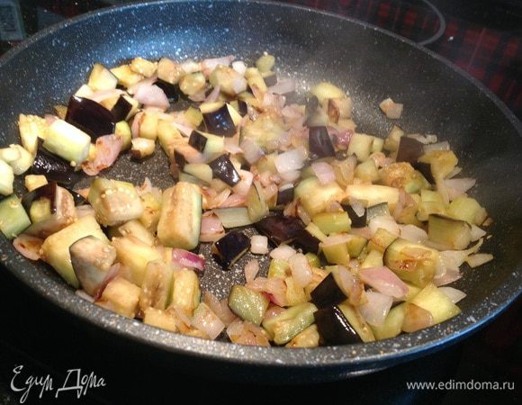 Жарьте около 5 минут.