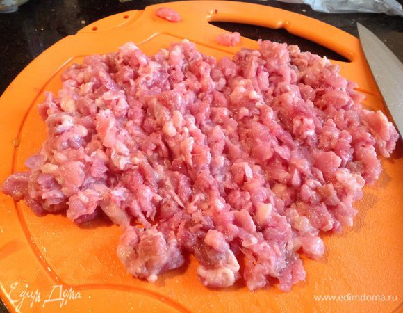 Индейку порубите и добавьте к бекону. Жарьте 5 минут, все время помешивая.