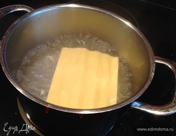 Лазанью сварите в подсоленной воде до полуготовности.