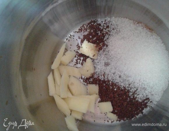 Первым делом почистим корешок имбиря и порежем его кубиками. В турку насыпаем кофе, сахар, корицу, кладем имбирь. Воду вскипятим и добавим вместе с молоком в турку.  